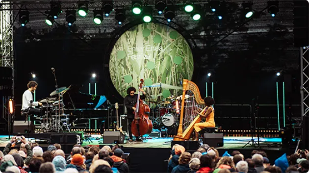 Enea Enter Festiwal Muzycy grający koncert na scenie