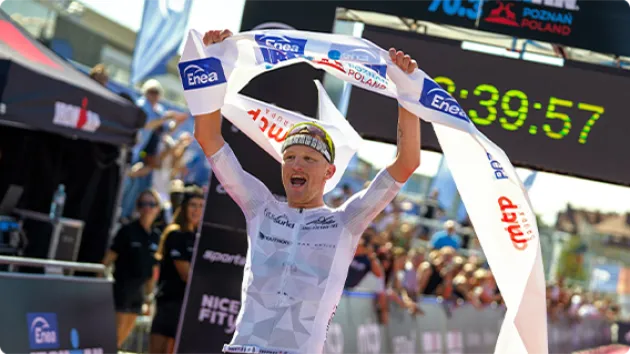 Ironman Enea Zawodnik wbiegający na metę